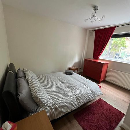Apartamento 20Mins To Bakerst, Harry Potter & Wembley Stadium! Northwood  Exterior foto