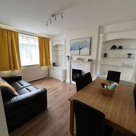 Apartamento 20Mins To Bakerst, Harry Potter & Wembley Stadium! Northwood  Exterior foto